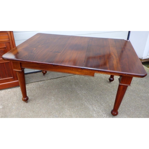 835 - A late Victorian walnut mirrorback sideboard, 123cm wide together with a dining table, missing handl... 