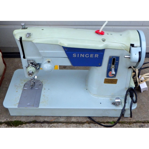 844 - A Singer sewing machine, sold as seen