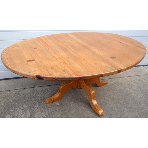 850 - An oval pine kitchen table, 180cm long