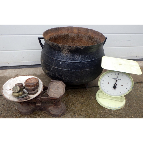 904 - A metal cauldron and two sets of scales (3)