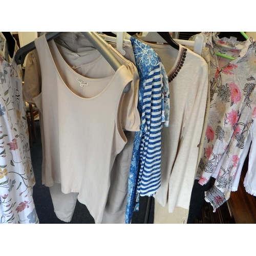 902 - A qty of ladies clothing, size medium