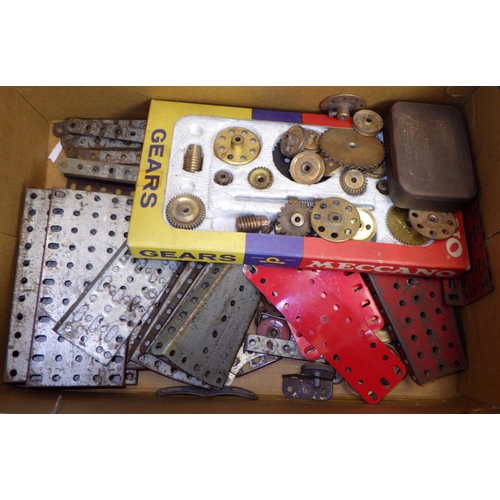 Meccano GROS Lot Vintage / Plaques et autres Pièces Moteurs Écrous