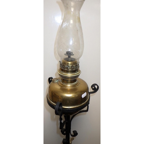 809 - A Victorian wrought iron telescopic lamp standard with associated brass oil lamp (loose)