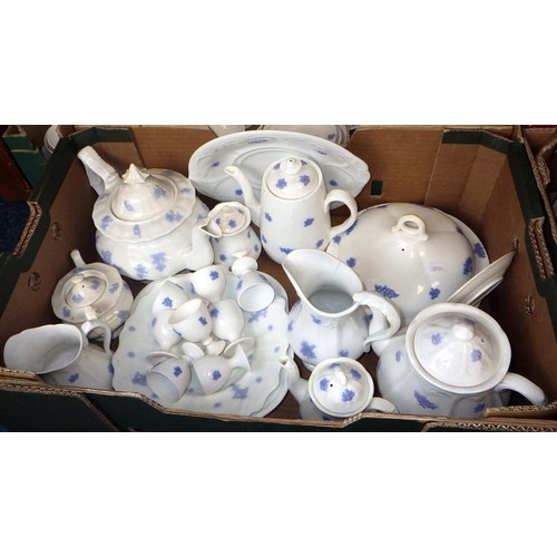 67 - A very large qty of similar matching dinner ware, Blue Chelsea af. Daisy Bank Adderley