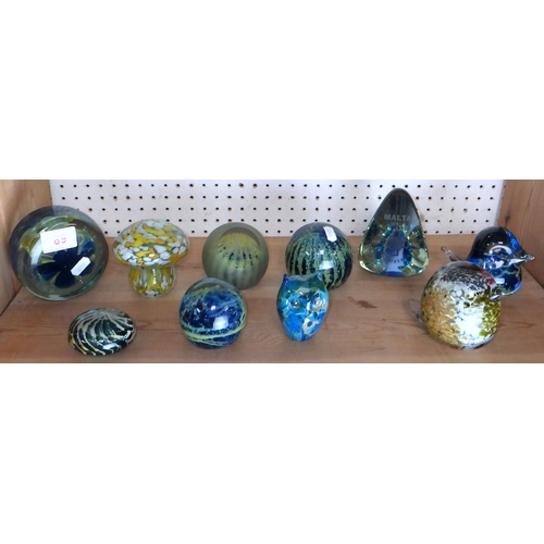 89 - A group of 10 glass paperweights to inc Mdina