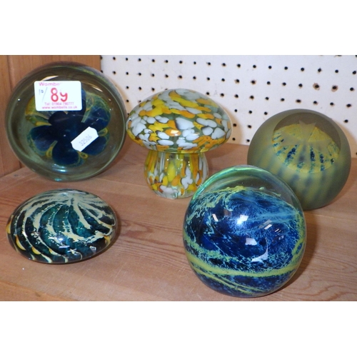 89 - A group of 10 glass paperweights to inc Mdina