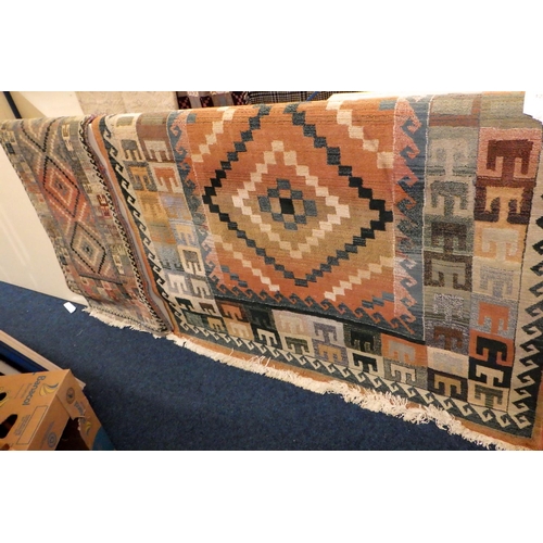 136 - A Modern rug 160 x 230cm and matching runner 760 x 230cm (2)