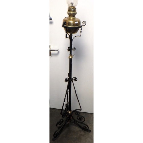 725 - A Victorian wrought iron telescopic lamp standard with associated brass oil lamp (loose)