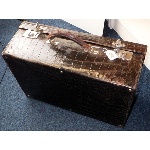 209 - An early 20thC vanity case (empty), Drew v& Son Piccadilly Circus retailer