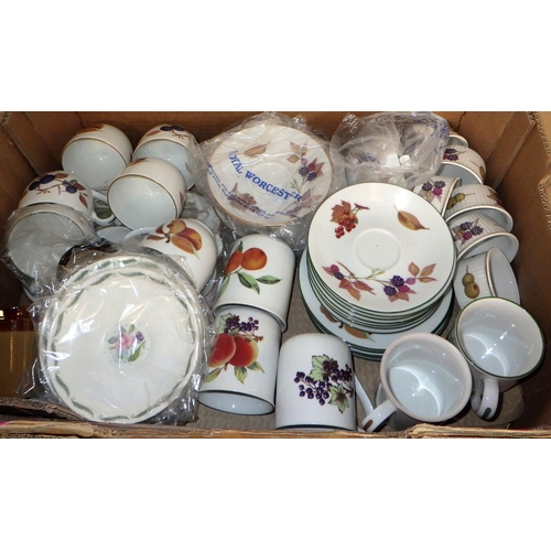 229 - A large qty of misc table wares to inc Worcester, etc (6)