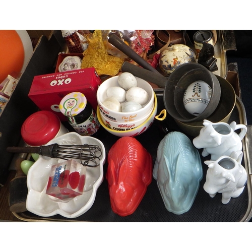 250 - A large qty of misc collectables to inc kitchen wares, silver plate, dolls etc (4)