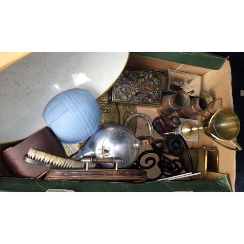 252 - A qty of misc collectables to inc mixing bowl, case etc