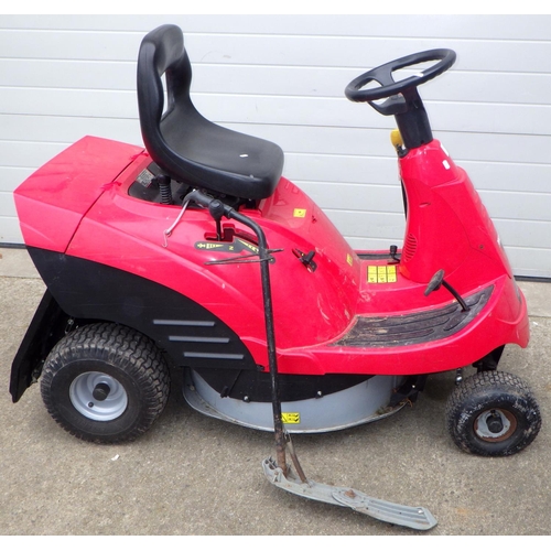 600 - A Honda 1211 ride on lawnmower with grass box, runs, but will not drive, sold as seen