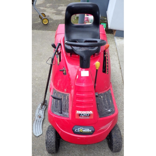 600 - A Honda 1211 ride on lawnmower with grass box, runs, but will not drive, sold as seen