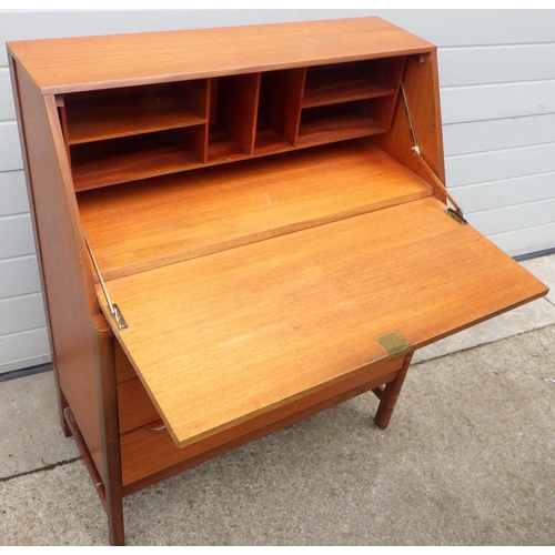 624 - A teak bureau, 82cm wide