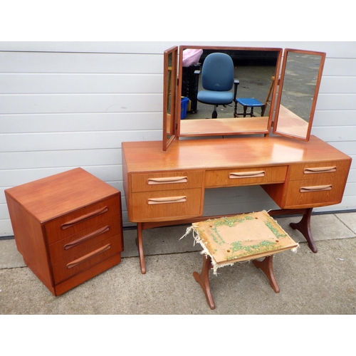 627 - A teak dressing table, matching bedside chest & stool frame (3)