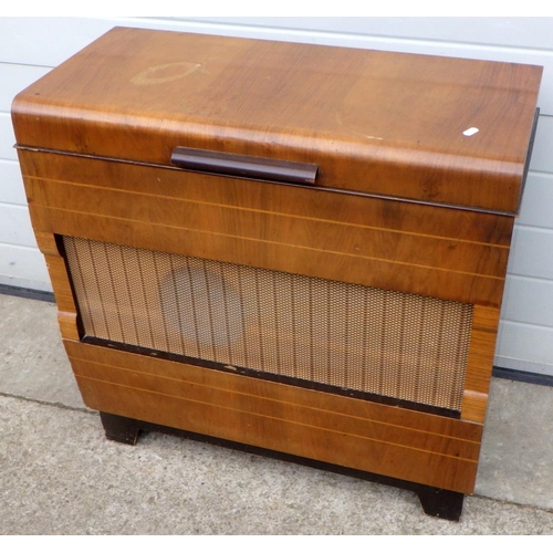 671 - A walnut cased Regent tone radiogram and various 78 records