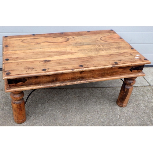 672 - A hardwood coffee table, 100cm long