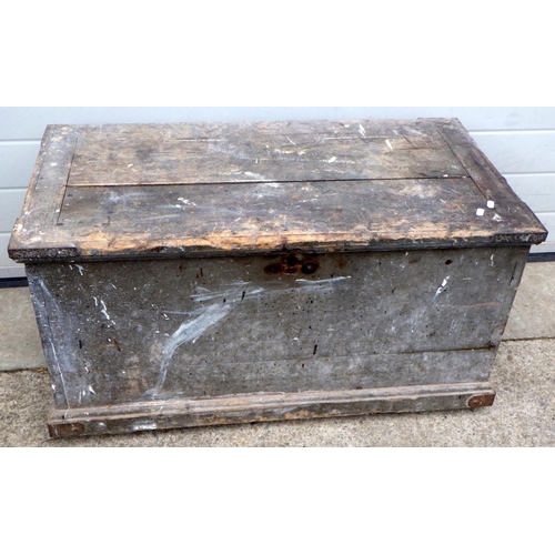 673 - A painted toolbox and tools, 93cm wide