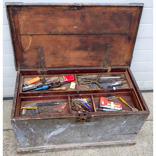 673 - A painted toolbox and tools, 93cm wide