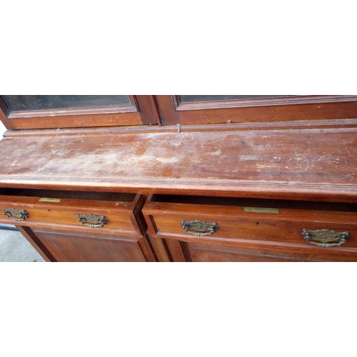 679 - An Edwardian mahogany chiffonier bookcase with bevelled glass, 120cm wide