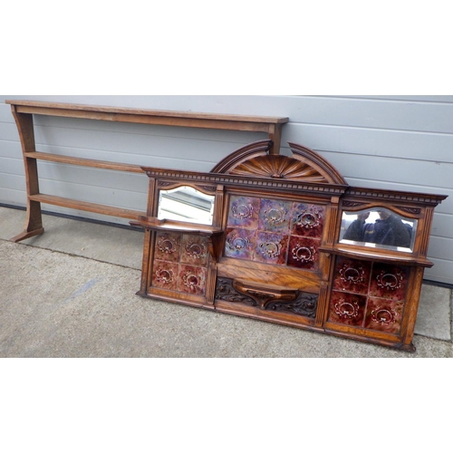 706 - A late Victorian tiled mirror back a/f missing parts, together with an oak plate rack (2)