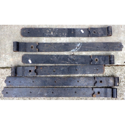 735 - Six metal strap hinges, 77cm long