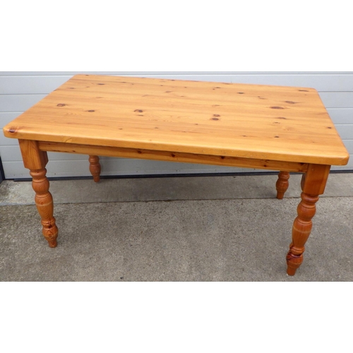 790 - A modern pine kitchen table, 152cm long