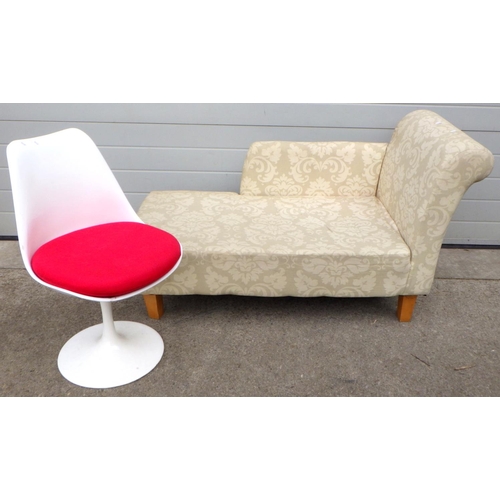 808 - A white tulip chair together with a chaise longue (2)