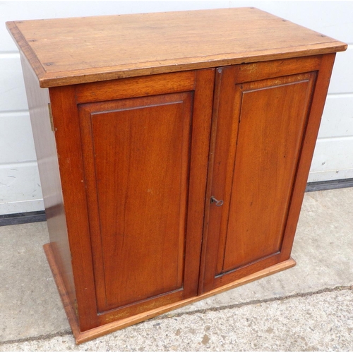 813 - A Ferris & Co fitted Edwardian mahogany table top cabinet containing 18 Ferris & Co Ever Ready Caddi... 