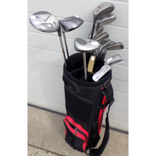 816 - A golf bag & clubs