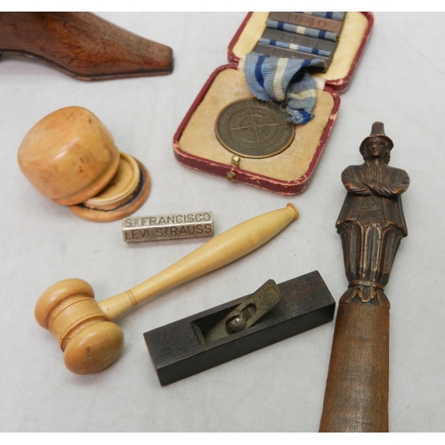 325 - A collectors' lot including a shoe-shaped snuff box, a miniature turned fruitwood gavel, a carved le... 