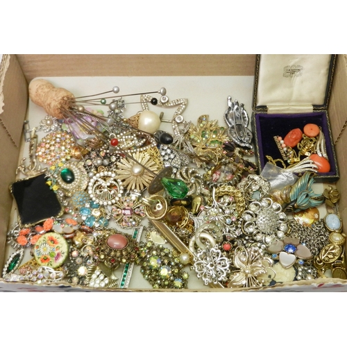 331 - Costume jewellery incl brooches and clip-on earrings.