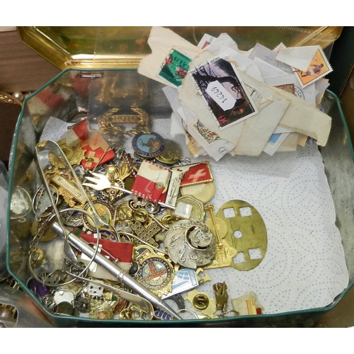 354 - A qty of costume jewellery incl white metal; various badges etc.