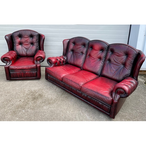 799 - A leather button back three seater sofa and matching arm chair (2)