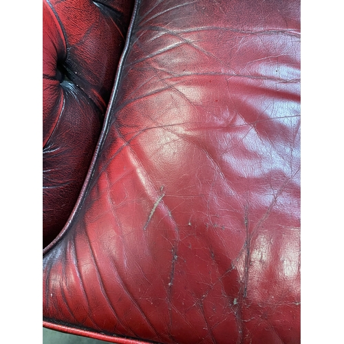 799 - A leather button back three seater sofa and matching arm chair (2)