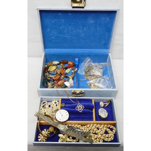 138 - A jewellery box with contents incl an Arts and Crafts influence yellow metal pendant (20mm square), ... 