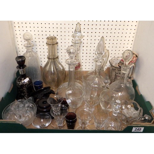 249 - A qty of misc glass ware to inc decanters etc