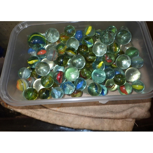 298 - A qty of vintage marbles & pottery gaming blocks