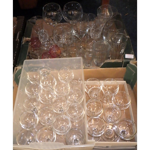 340 - A large qty of misc glass wares (qty)