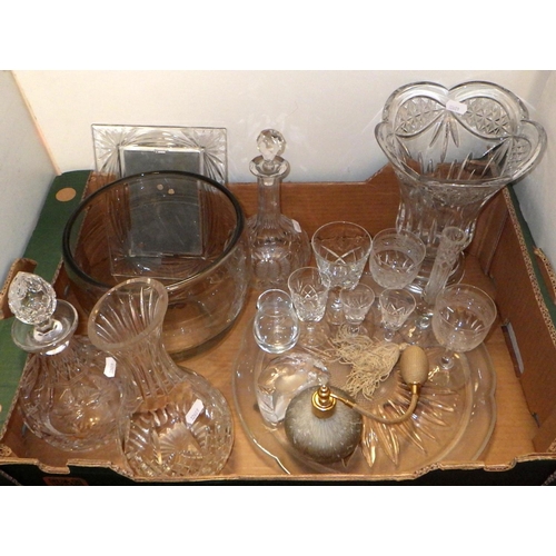 345 - A qty of good quality glassware to inc Stuart crystal carafe, cut glass vase etc