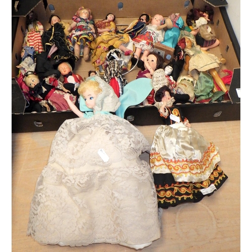 370 - A group of various vintage dolls