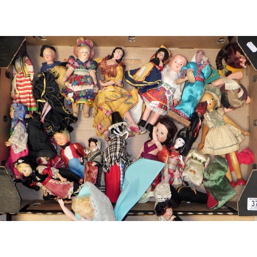 370 - A group of various vintage dolls