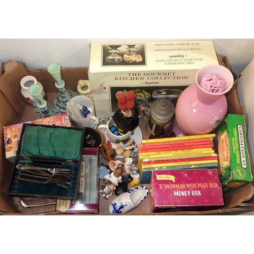 380 - A qty of misc collectables to inc metal ware etc (2)