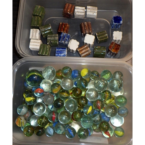 298 - A qty of vintage marbles & pottery gaming blocks