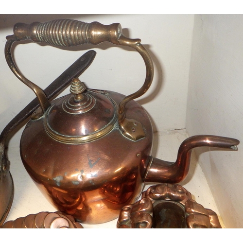434 - Two early copper jelly molds together with a copper pan and kettle (4)