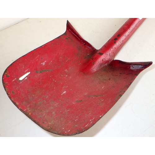 449 - A Victorian British Army 1883 pattern Wallace Patent Entrenching Tool & Pioneer Spade.  58cm long / ... 