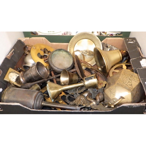 516 - A qty of misc metal wares to inc bells, miniature brass toilet mirror etc