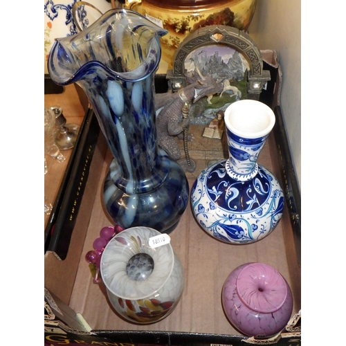 517 - A qty of misc collectables to inc slop bucket, glass to inc Mdina, ceramic jugs etc AF (qty)
