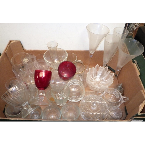 539 - A box of cocktail accessories together with further misc glass ware (4)